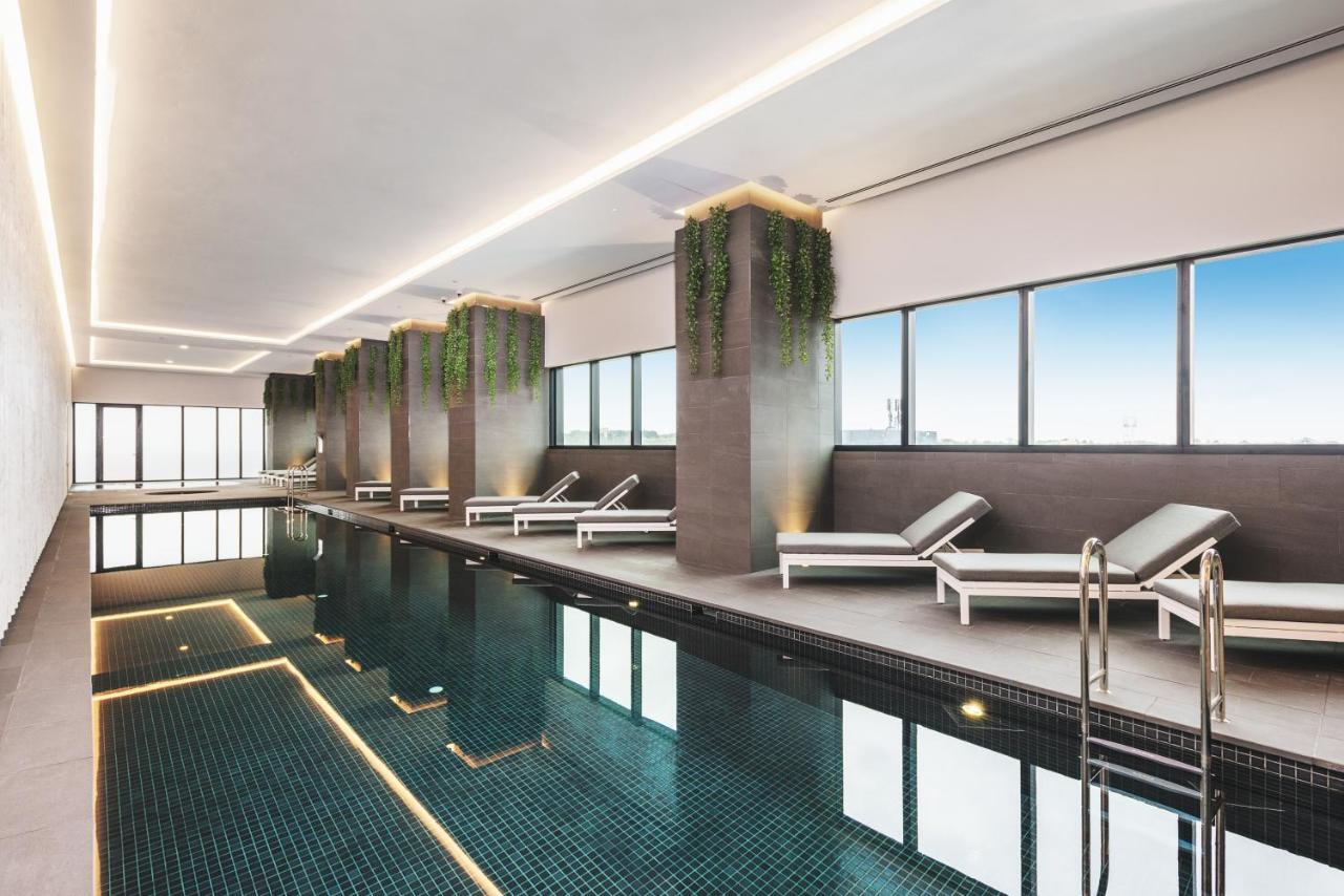 Sky One Apartments By Cllix Box Hill Bagian luar foto